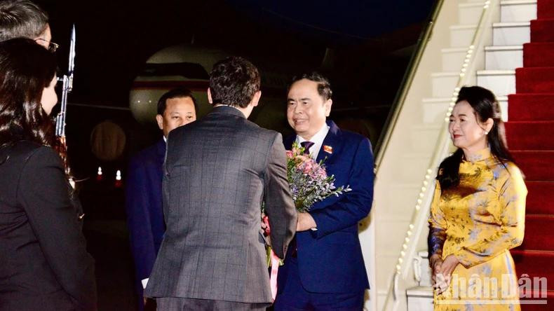 NA Chairman Tran Thanh Man and his spouse are welcomed at Zvartnots International Airport of Yerevan on late April 1 (local time).