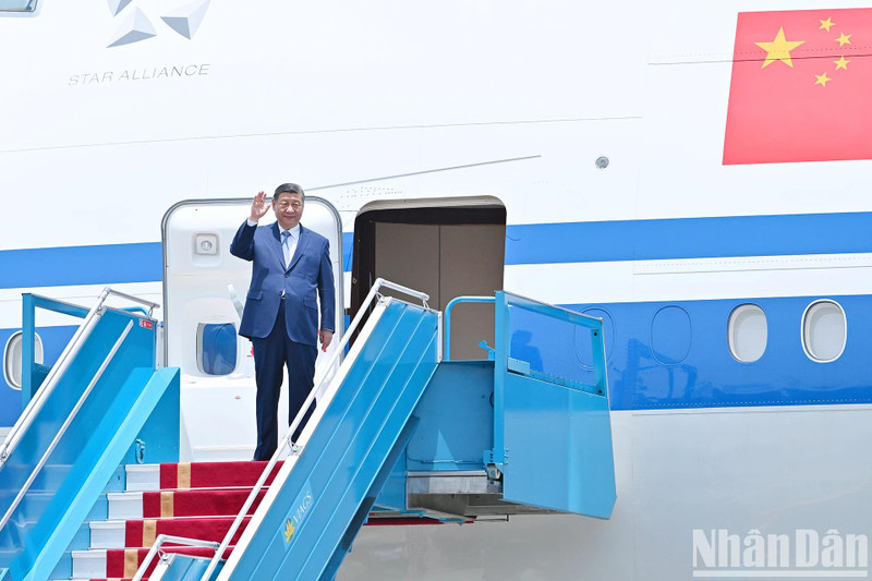 The top Chinese leader Xi Jinping arrives in Hanoi on April 14 noon, beginning his two-day state visit to Vietnam at the invitation of General Secretary of the Communist Party of Vietnam Central Committee To Lam and State President Luong Cuong. (Photo: NDO)