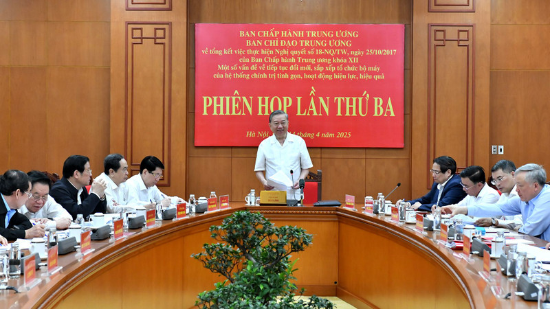 Party General Secretary To Lam speaks at the third meeting of the Central Steering Committee for summarising the implementation of Resolution No. 18-NQ/TW of the 12th Party Central Committee.