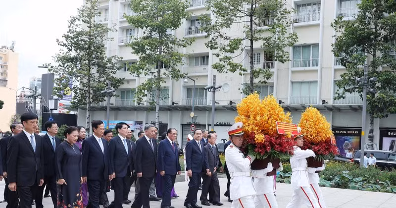 At President Ho Chi Minh Statue Park (Photo: VNA)