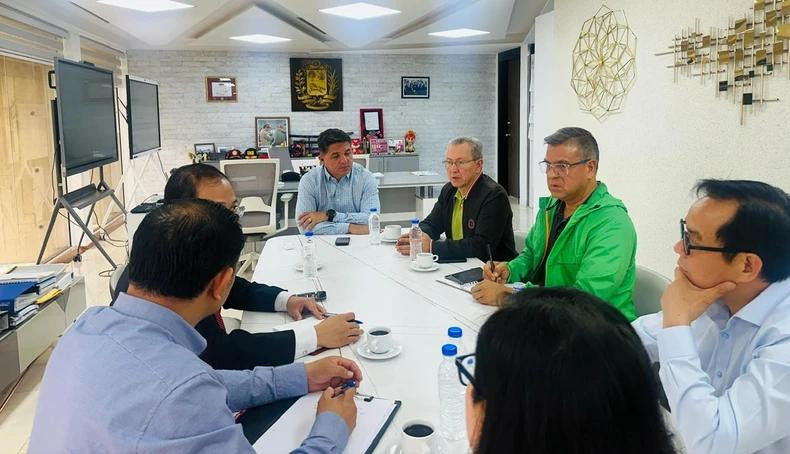 Venezuela’s Vice President and Chairman of the Venezuela–Vietnam Intergovernmental Committee Jorge Marquez (in green) meets and works with the Vietnamese business delegation. (Photo: Embassy of Vietnam in Venezuela)