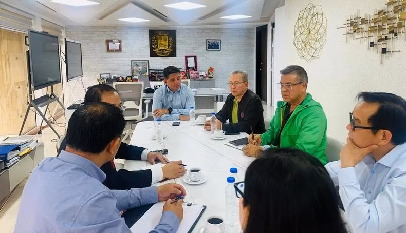 Venezuela’s Vice President and Chairman of the Venezuela–Vietnam Intergovernmental Committee Jorge Marquez (in green) meets and works with the Vietnamese business delegation. (Photo: Embassy of Vietnam in Venezuela)