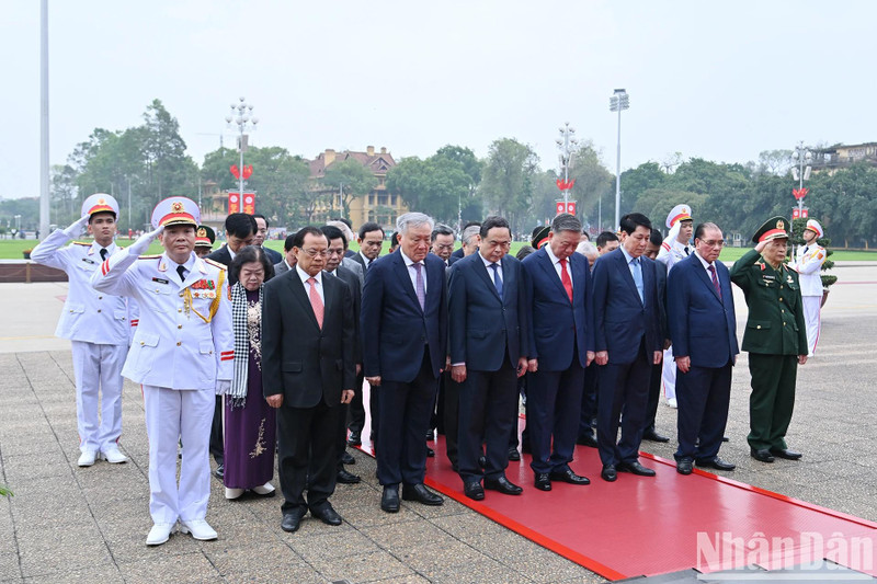 A high-ranking delegation of the Party Central Committee, State, National Assembly, Government, and Vietnam Fatherland Front Central Committee lay wreaths and paid tribute at the mausoleum of President Ho Chi Minh on the morning of April 29. (Photo: nhandan.vn)