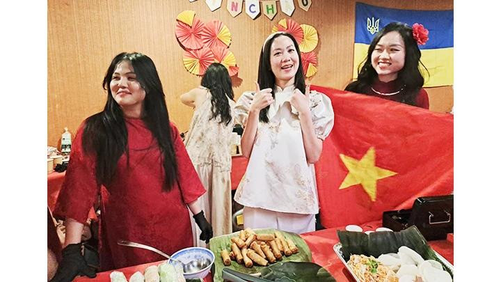 The colours of Viet Nam captivatingly showcased by young Vietnamese students at the food festival.