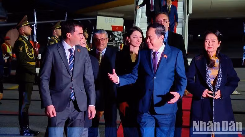 The welcome ceremony for NA Chairman Tran Thanh Man and his spouse at Zvartnots International Airport of Yerevan on late April 1 (local time).