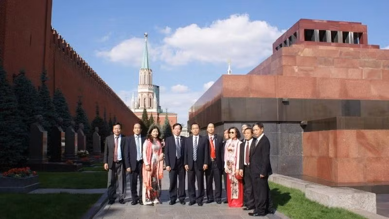 A delegation of Hanoi City leaders visits Red Square and pays tribute at V.I. Lenin Mausoleum.
