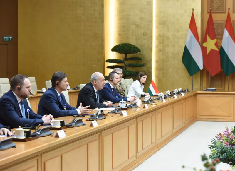Members of the delegation accompanying Hungarian President Sulyok Tamas attend the meeting.