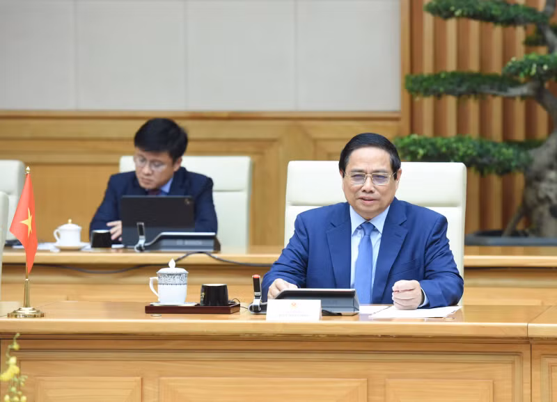 Prime Minister Pham Minh Chinh speaks at the meeting.