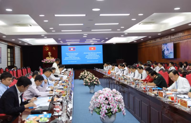 At the working session in Son La on April 23 (Photo: VNA)