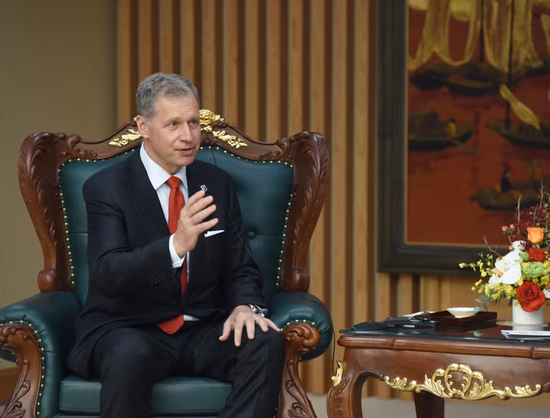 Steven Kobos, President and CEO of Excelerate Energy (US), speaks at the reception.