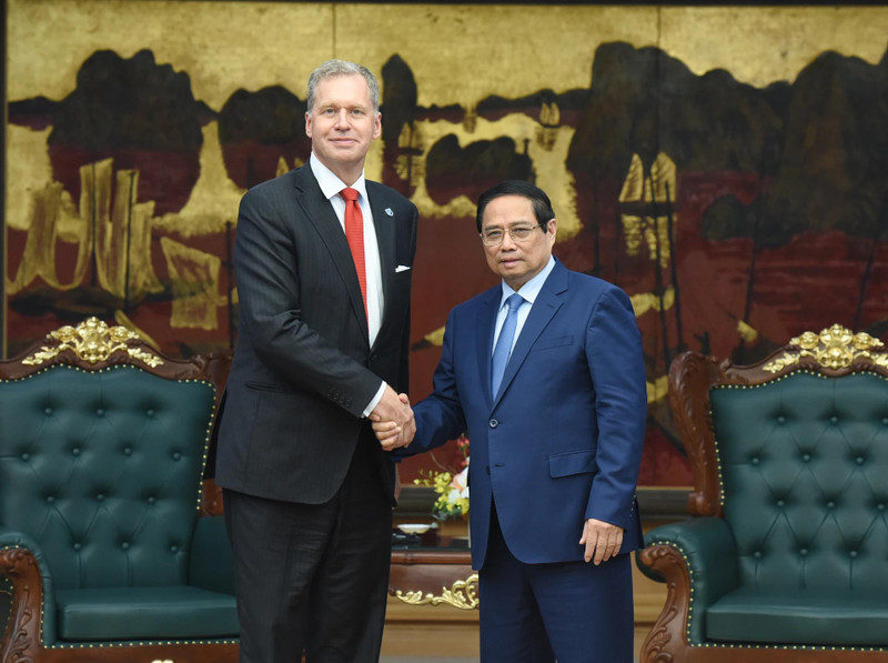 Prime Minister Pham Minh Chinh (R) and Excelerate Energy President and CEO Steven Kobos at their meeting in Ha Noi on May 29. (Photo: nhandan.vn)