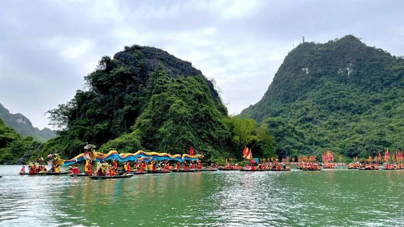 Trang An Festival serves as a convergence and connection of the unique cultural values of the ancient capital land, showcasing the distinctive spiritual and religious culture of the people of Ninh Binh.