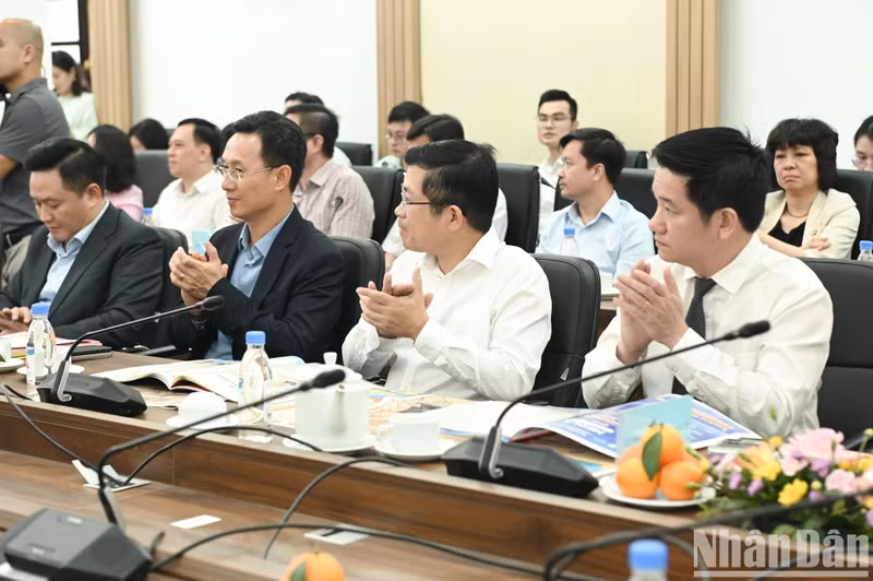 Delegates attend the ceremony. Delegates attend the ceremony.