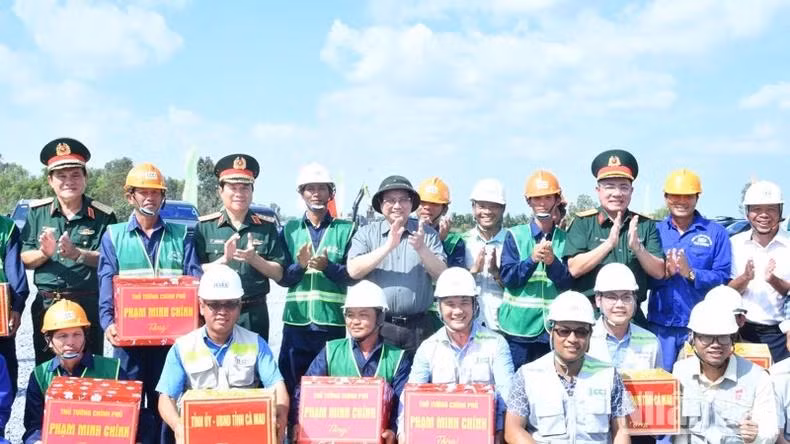 PM Pham Minh Chinh offers encouragement to engineers and workers at the construction site.