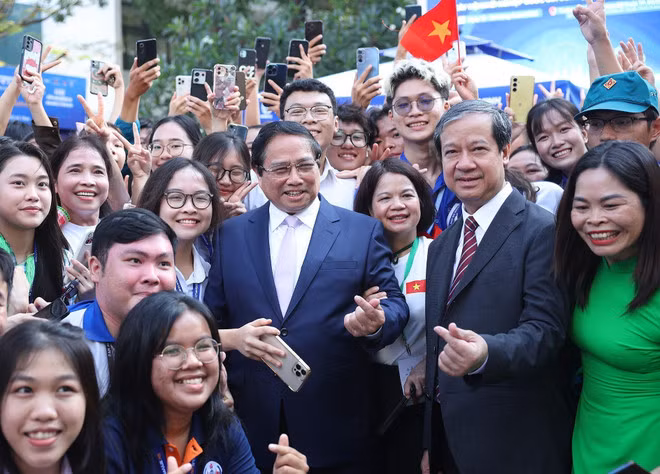 PM Pham Minh Chinh and students at the 7th National Startup Day for Students. (Photo: VNA)