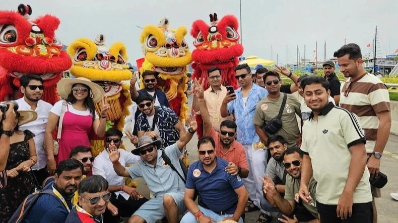 An Indian tourist group poses for a photo before boarding a cruise to explore Ha Long Bay. (Photo: nhandan.vn)