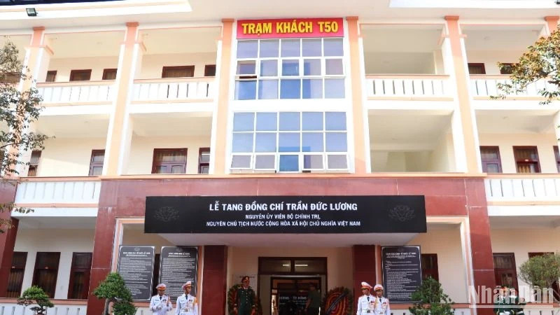 The hall of the T50 Guest House at the Quang Ngai Provincial Military Command is one of the three locations for the memorial service for late State President Tran Duc Luong in Quang Ngai.