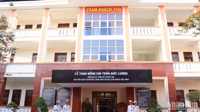 The hall of the T50 Guest House at the Quang Ngai Provincial Military Command is one of the three locations for the memorial service for late State President Tran Duc Luong in Quang Ngai.