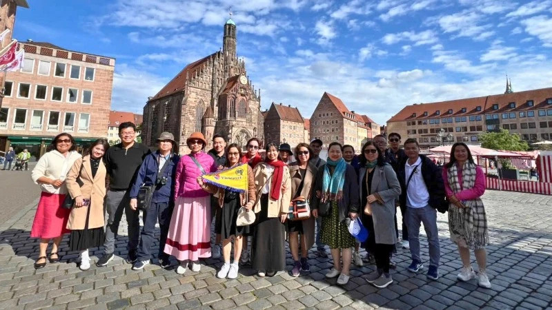 Tourists explore European countries. (Photo: Vietravel)