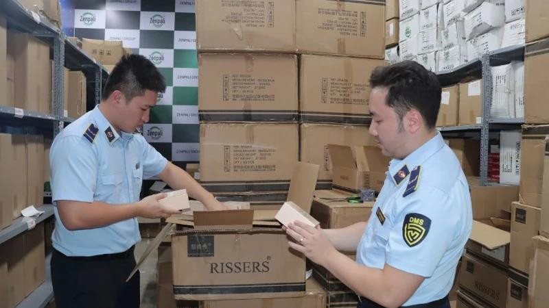 In Lang Son Province, market management forces guide business households to comply with legal regulations in trading and commerce. (Photo: Luu Quyen)