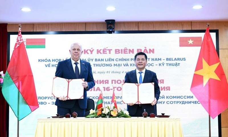 Minister of Industry and Trade Nguyen Hong Dien and Deputy Prime Minister of the Republic of Belarus Anatoly Sivak sign the meeting minutes. (Photo: VNA)