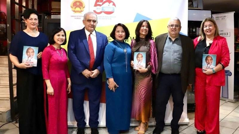Delegates attend the launch of the book. (Photo: Embassy of Viet Nam in Greece)
