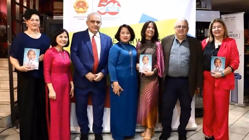 Delegates attend the launch of the book. (Photo: Embassy of Viet Nam in Greece)