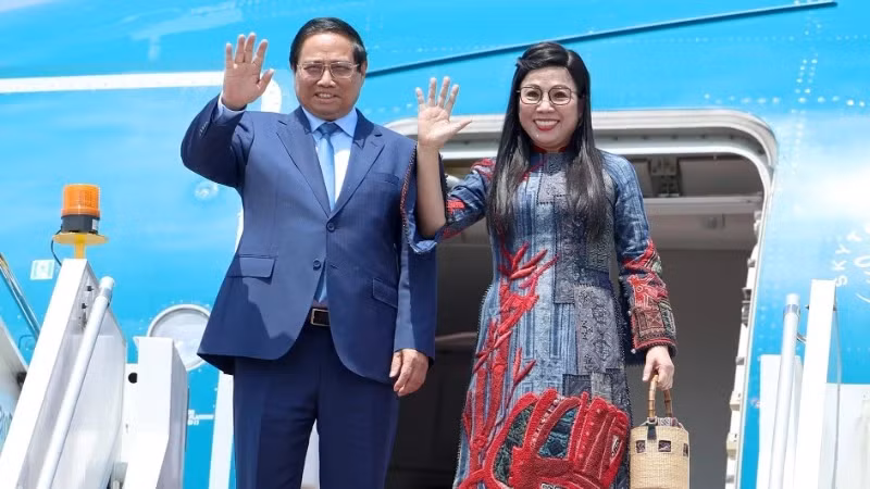 Prime Minister Pham Minh Chinh and his spouse conclude their official visit to Malaysia and attendance at the 46th ASEAN Summit. (Photo: VNA)
