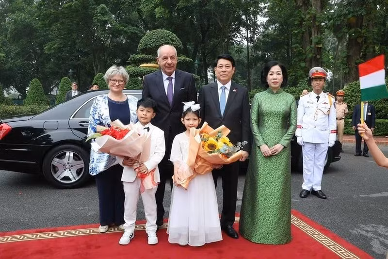 State President Luong Cuong and his spouse host a red-carpet welcome ceremony for the Hungarian couple. (Photo: VNA)
