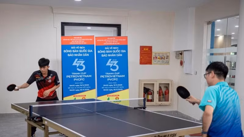 Athletes compete using tables that meet the standards of the International Table Tennis Federation (ITTF) at the 43rd Nhan Dan National Table Tennis Championships – PetroVietnam PVCFC Cup 2025. (Photo: SON TUNG)