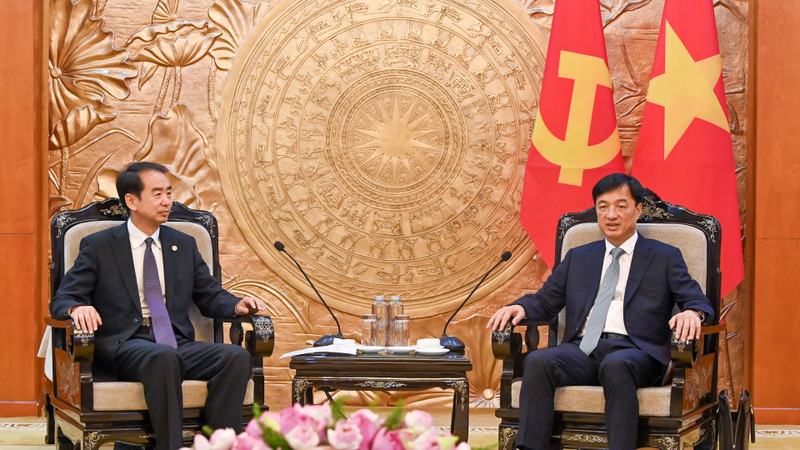 Politburo member and Chairman of the Communist Party of Viet Nam Central Committee’s Inspection Commission Nguyen Duy Ngoc (R) and Chinese Ambassador to Viet Nam He Wei in Ha Noi on May 28. (Photo: nhandan.vn)