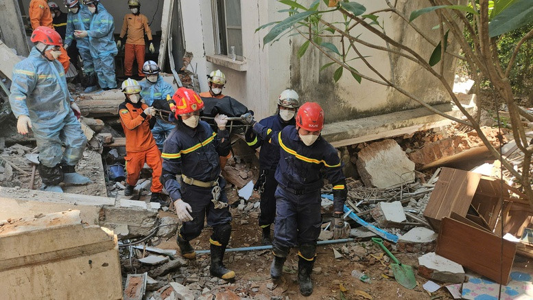 Vietnamese rescue team recovers another earthquake victim in Myanmar (Photo: provided the rescue team)