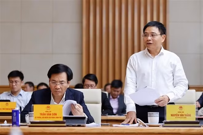 Minister of Finance Nguyen Van Thang speaks at the meeting. (Photo: VNA)