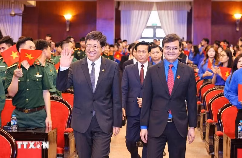 First Secretary of the Ho Chi Minh Communist Youth Union (HCYU) Central Committee Bui Quang Huy (right, front), First Secretary of the Communist Youth League of China Central Committee A Dong (left) and delegates at the 24th Vietnam–China youth friendship meeting in Hanoi on April 14. (Photo: VNA)