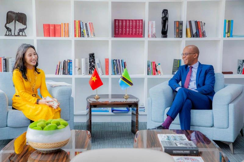 Ambassador Vu Thanh Huyen and Tanzanian Minister of Foreign Affairs, January Jusuf Makamba during a meeting in 2024