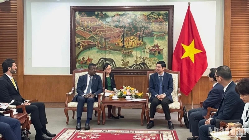 Deputy Minister Ho An Phong in talks with Minister Vince Henderson.