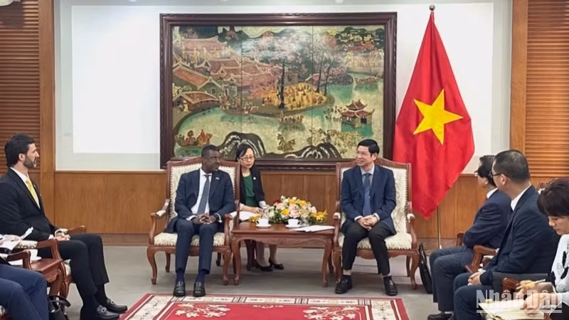 Deputy Minister Ho An Phong in talks with Minister Vince Henderson.