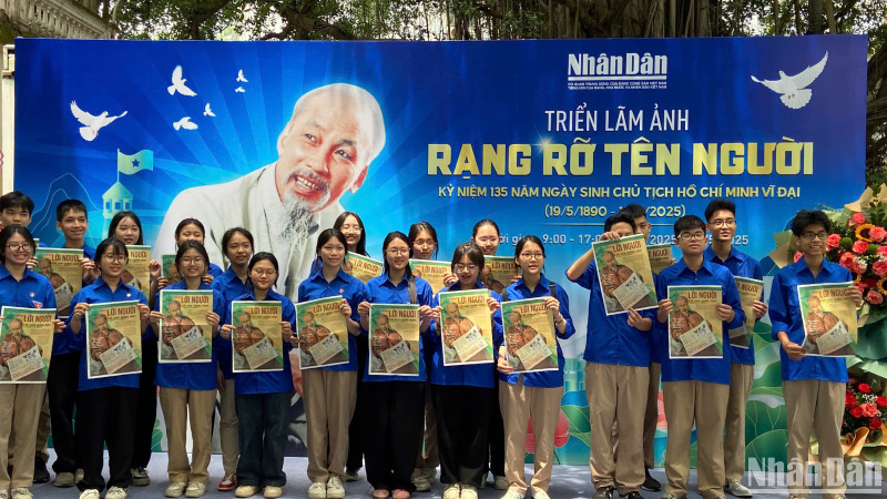 Students from Ngoc Thuy Secondary School at the exhibition.