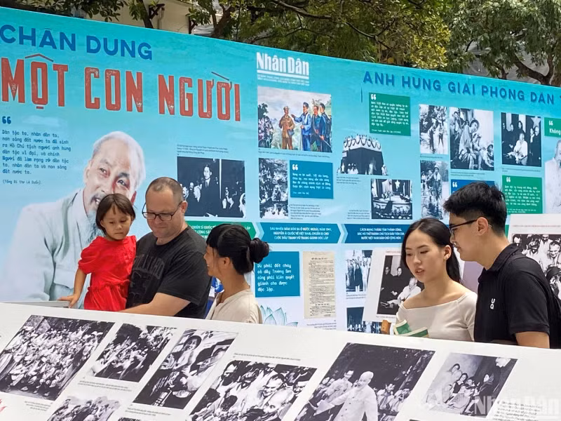 The exhibition attracts a large number of tourists.