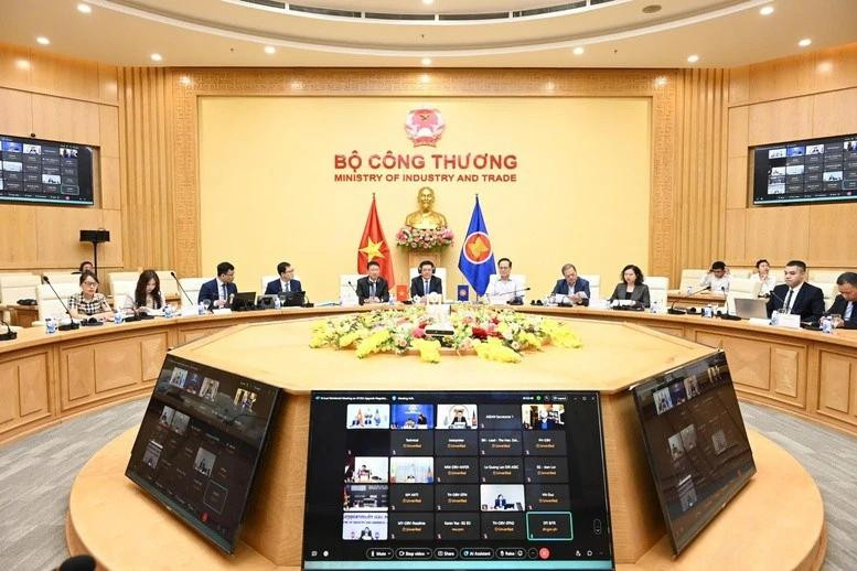 Vietnamese delegates join the second Special ASEAN Economic Ministers' Meeting on negotiations for upgrading the ASEAN Trade in Goods Agreement (ATIGA) on May 9. (Photo: VNA)