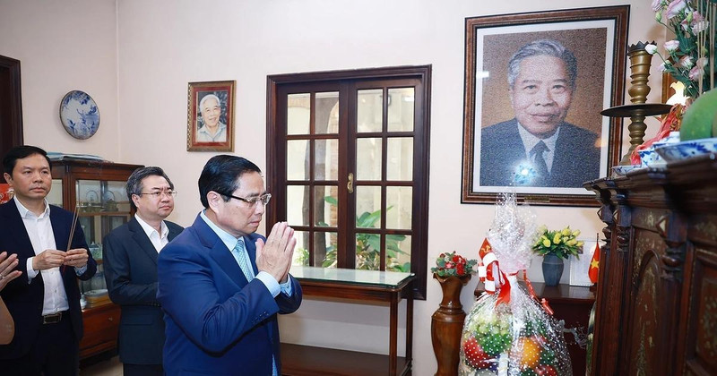 Prime Minister Pham Minh Chinh pays respects to former Chairman of the Council of Ministers Pham Hung at his residence in Ho Chi Minh City on April 29. (Photo: VNA)