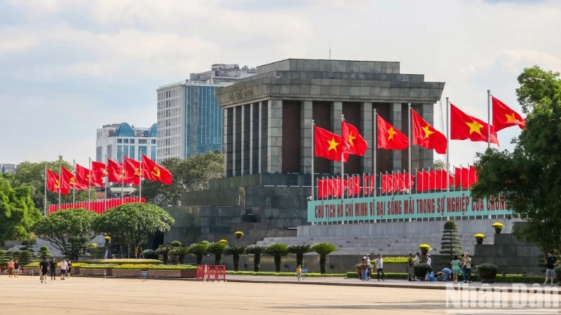 The scene in front of the Ho Chi Minh Mausoleum. (Photo: NHAT QUANG)