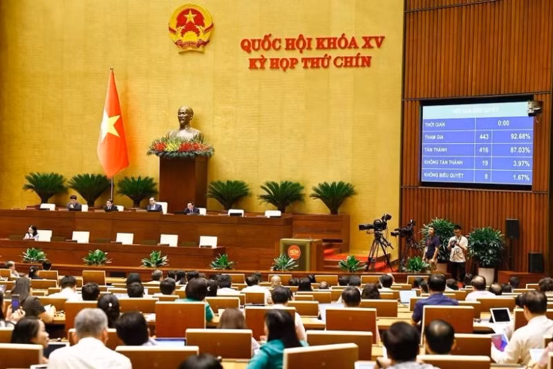 Lawmakers vote to approve important resolutions at the 9th session. (Photo: VNA)