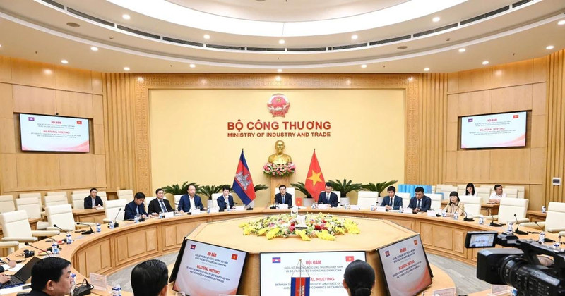 The talks between Vietnamese Minister of Industry and Trade Nguyen Hong Dien and Cambodian Minister of Commerce Cham Nimul on April 28 (Photo: VNA)