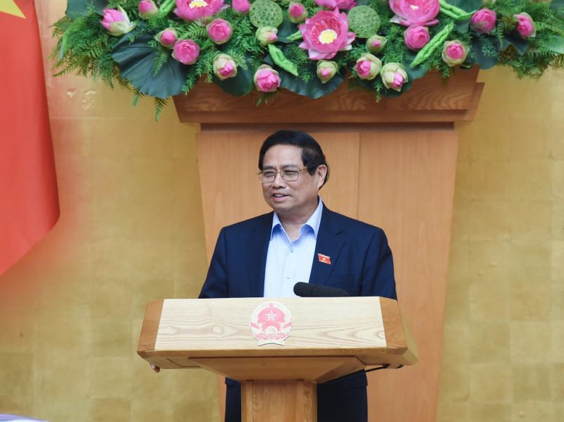 Prime Minister Pham Minh Chinh delivers a directive speech at the meeting.