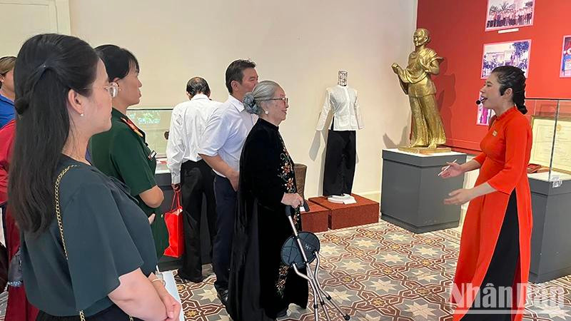 Visitors attend the exhibition “A 40-year journey – Stories from artefacts” at the Southern Women’s Museum (Photo: M.H.)