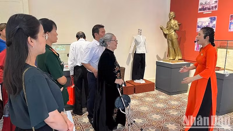 Visitors attend the exhibition “A 40-year journey – Stories from artefacts” at the Southern Women’s Museum (Photo: M.H.)