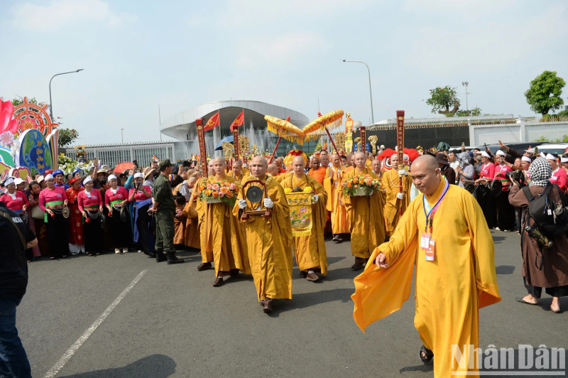 The Buddha’s relic is formally escorted by revered monks of the Viet Nam Buddhist Sangha and India’s Buddhist community to Quan Su Pagoda, following its enshrinement at Ba Den Mountain.