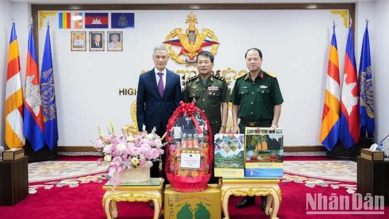 Ambassador Nguyen Minh Vu conveys New Year wishes to General Vong Pisen, Commander-in-Chief of the Royal Cambodian Armed Forces.