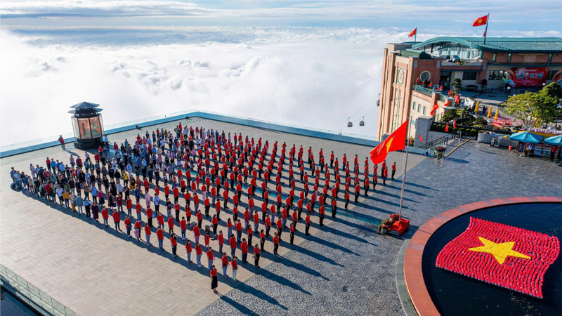 A large number of visitors attend the flag-raising ceremony at the summit of Ba Den Mountain (Photo: Sun World Ba Den Mountain) 